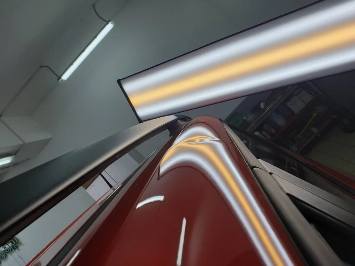 Pre: Crveni automobil