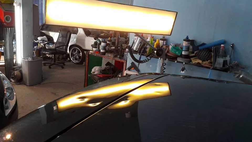 Pre: Crni auto (grad)